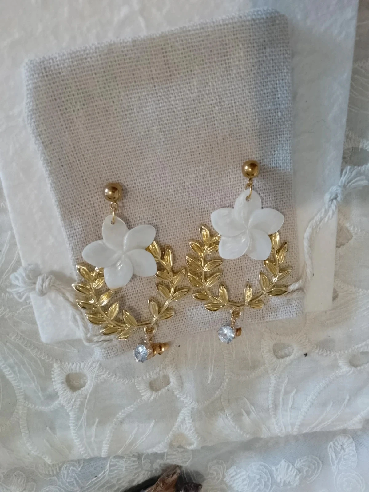Bohemien oorbellen met witte n'acre bloemen – photo 3